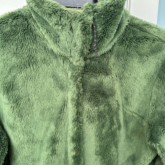 Mountain Hardware fleece jacket - Picture 2 of 7